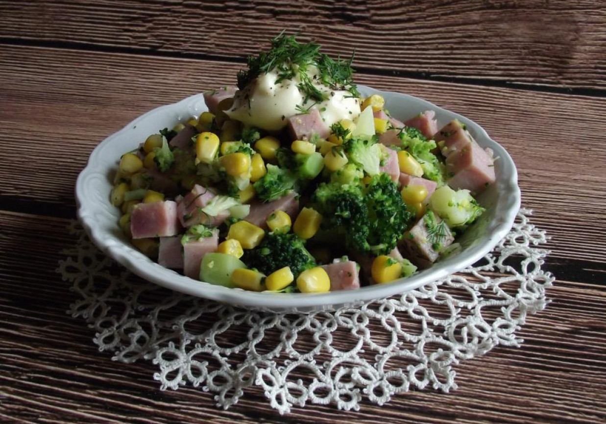 Brokułowa sałatka z szynką i kukurydzą z kleksem majonezu  foto