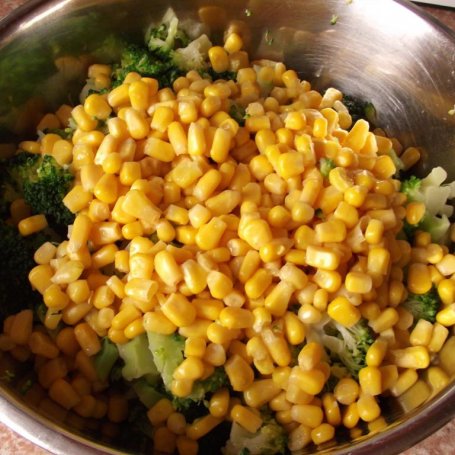 Krok 3 - Brokułowa sałatka z szynką i kukurydzą z kleksem majonezu  foto