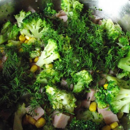 Krok 4 - Brokułowa sałatka z szynką i kukurydzą z kleksem majonezu  foto