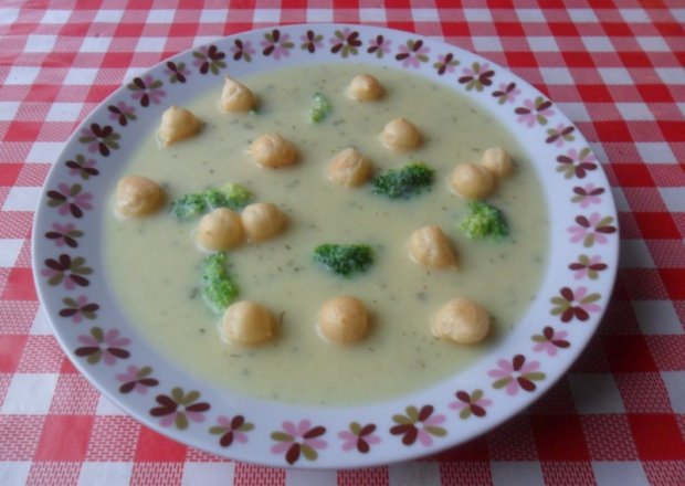 Fotografia przedstawiająca Brokułowa zupa krem z groszkiem ptysiowym