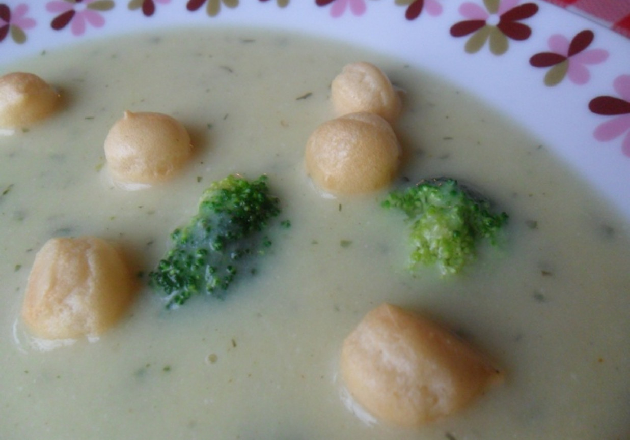 Brokułowa zupa krem z groszkiem ptysiowym foto