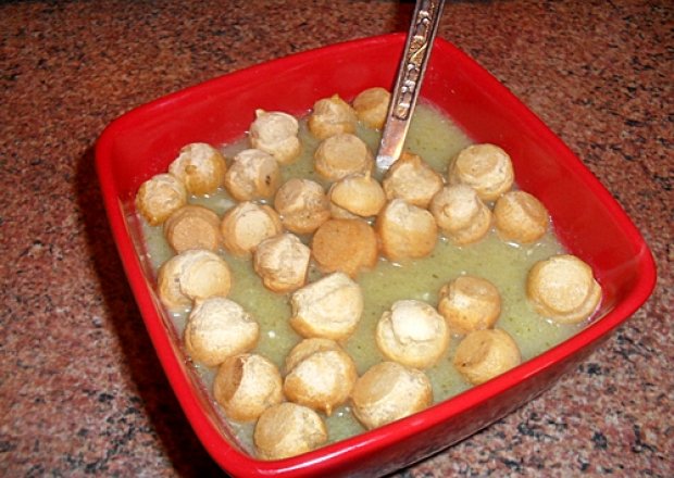 Fotografia przedstawiająca brokułowa zupa krem