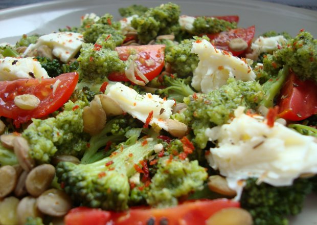 Fotografia przedstawiająca Brokułowe pesto na sałatce z zielonej soczewicy, mozzarelli i pomidorków