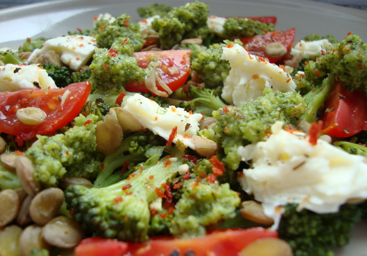 Brokułowe pesto na sałatce z zielonej soczewicy, mozzarelli i pomidorków foto
