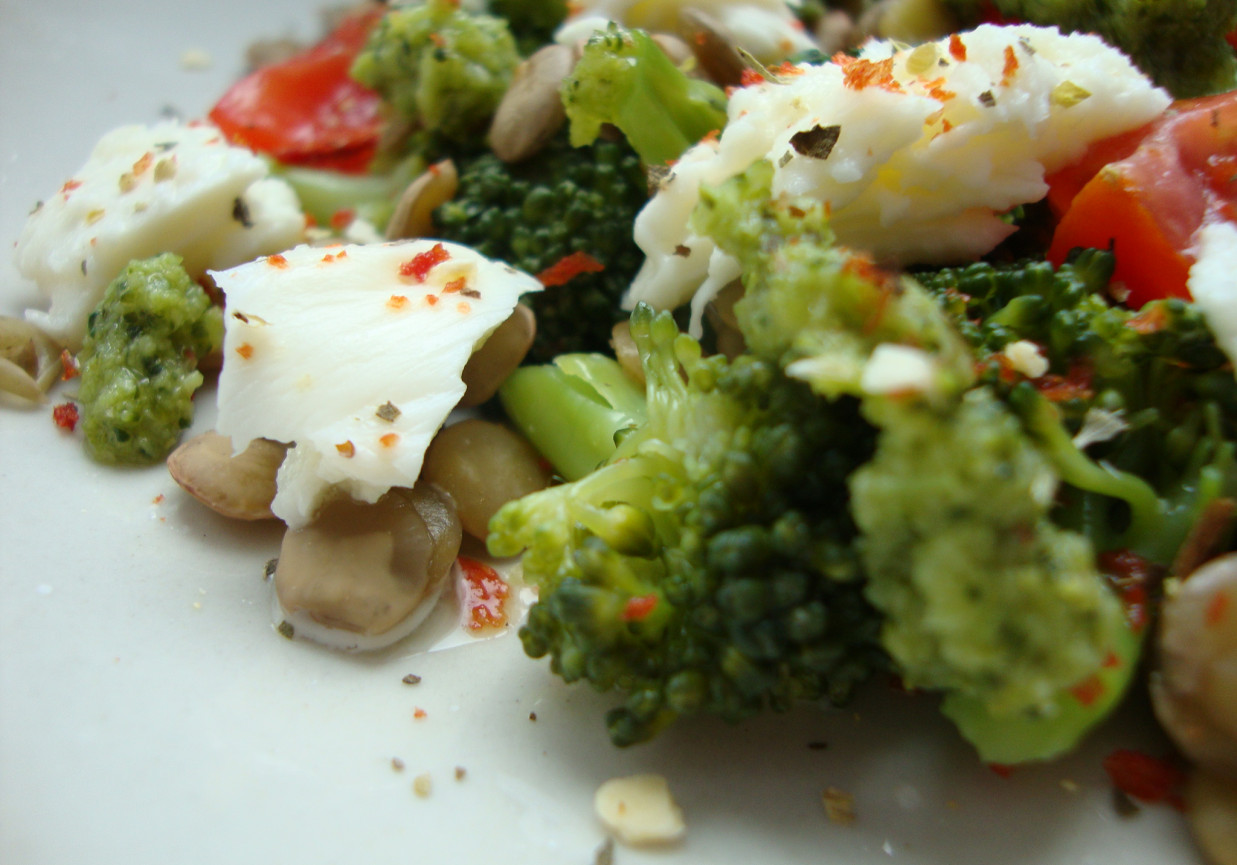 Brokułowe pesto na sałatce z zielonej soczewicy, mozzarelli i pomidorków foto