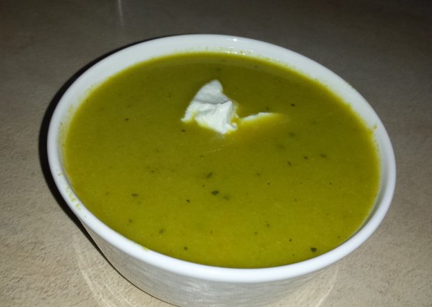 Fotografia przedstawiająca Brokułowo-cebulowa zupa krem