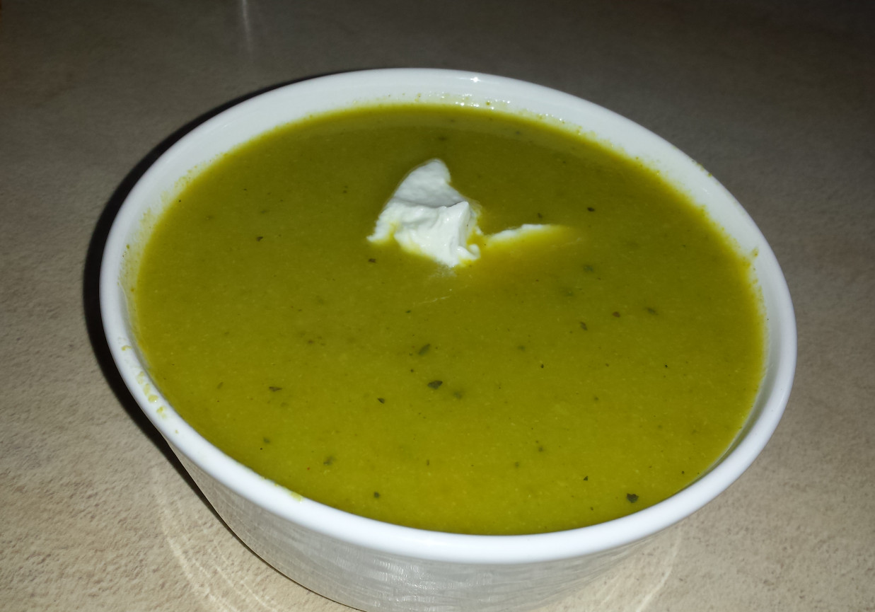 Brokułowo-cebulowa zupa krem foto