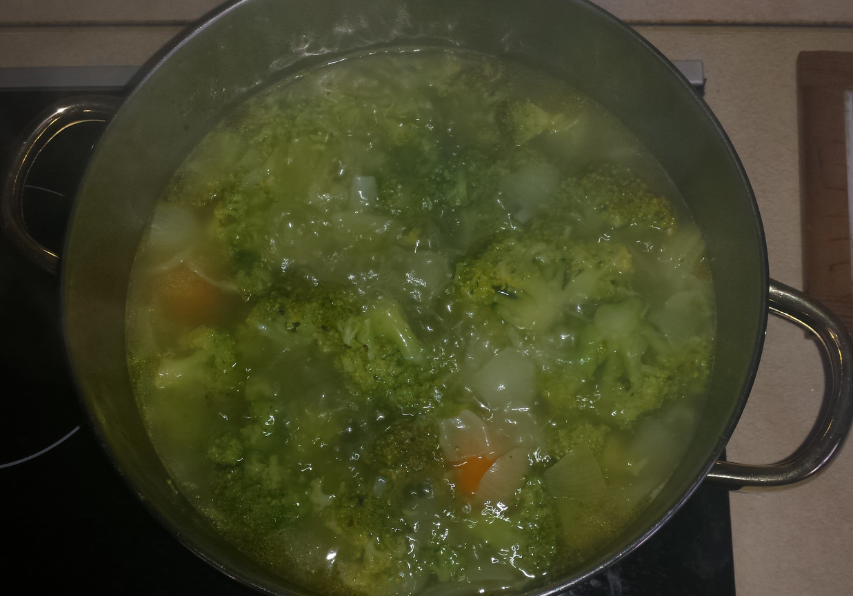 Brokułowo-cebulowa zupa krem foto