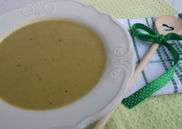 Fotografia przedstawiająca Brokułowo-groszkowa zupa krem.