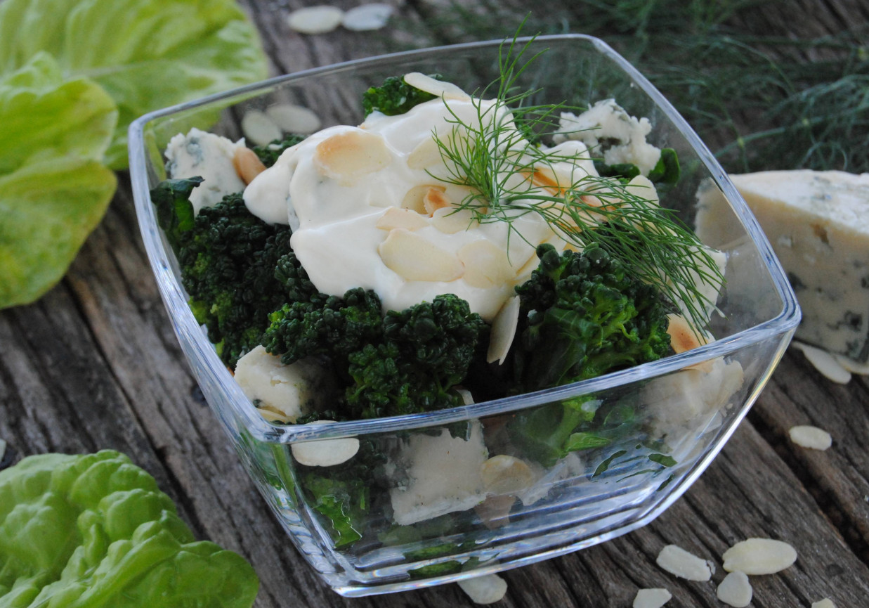 Brokułowo -serowa sałatka foto