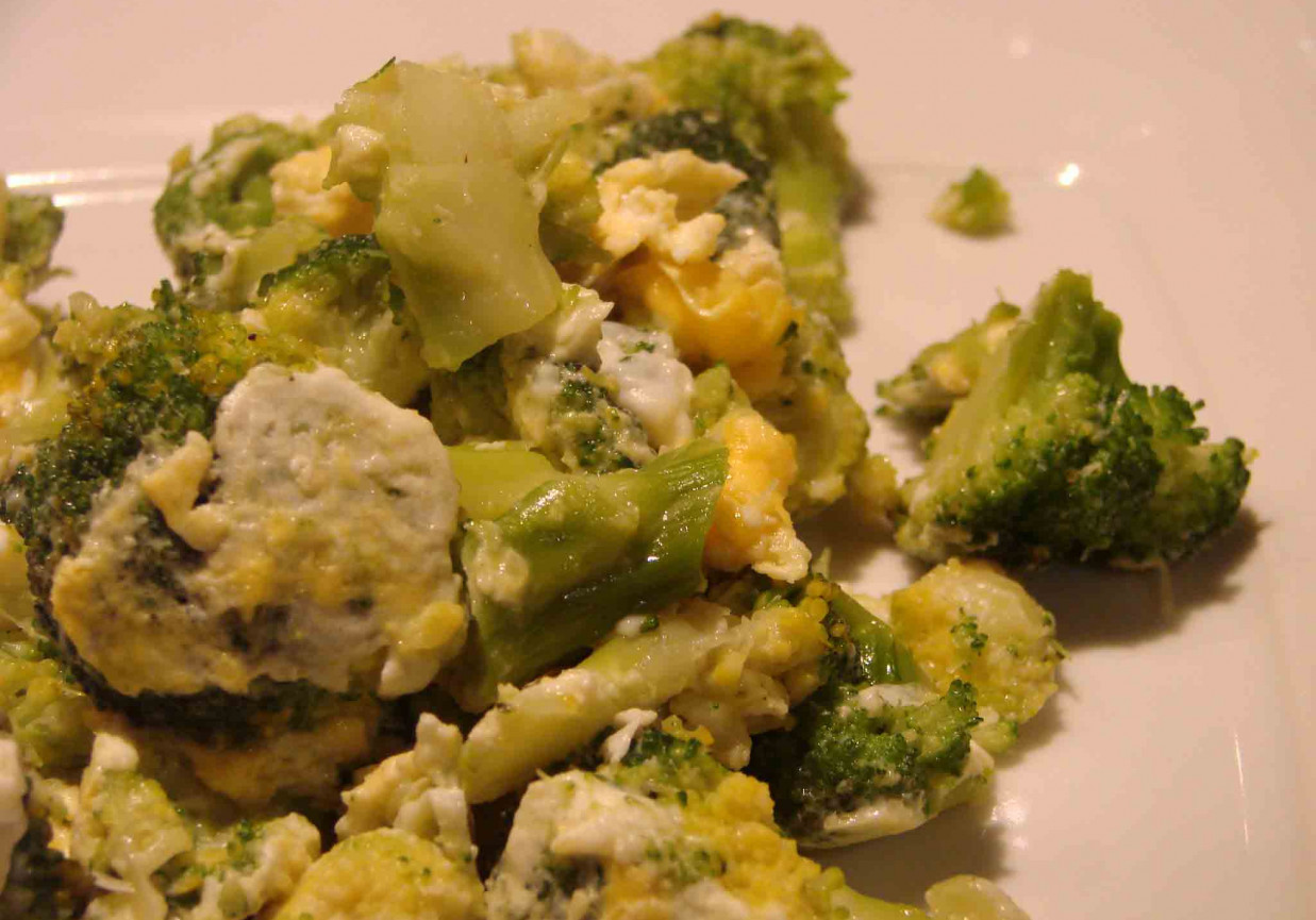 brokuły i jajko z patelni foto