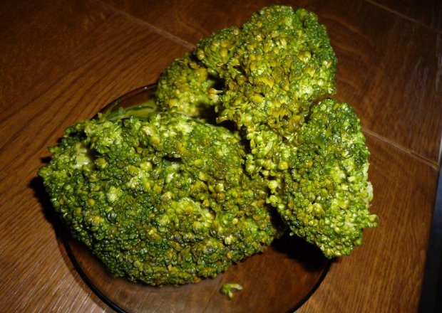 Fotografia przedstawiająca brokuły na maśle