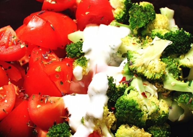 Fotografia przedstawiająca Brokuły na parze plus pomidory z ziołami i sosem czosnkowym