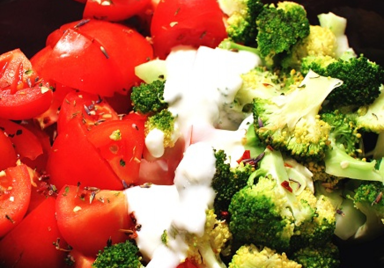 Brokuły na parze plus pomidory z ziołami i sosem czosnkowym foto