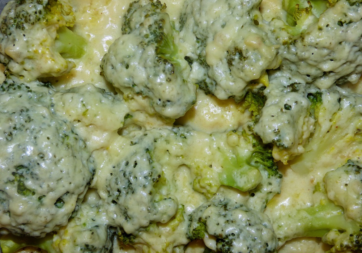 Brokuły pieczone w sosie beszamelowym foto