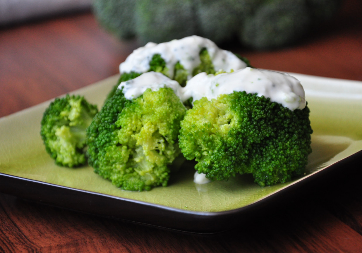 brokuły pod serowo-czosnkową pierzynką foto