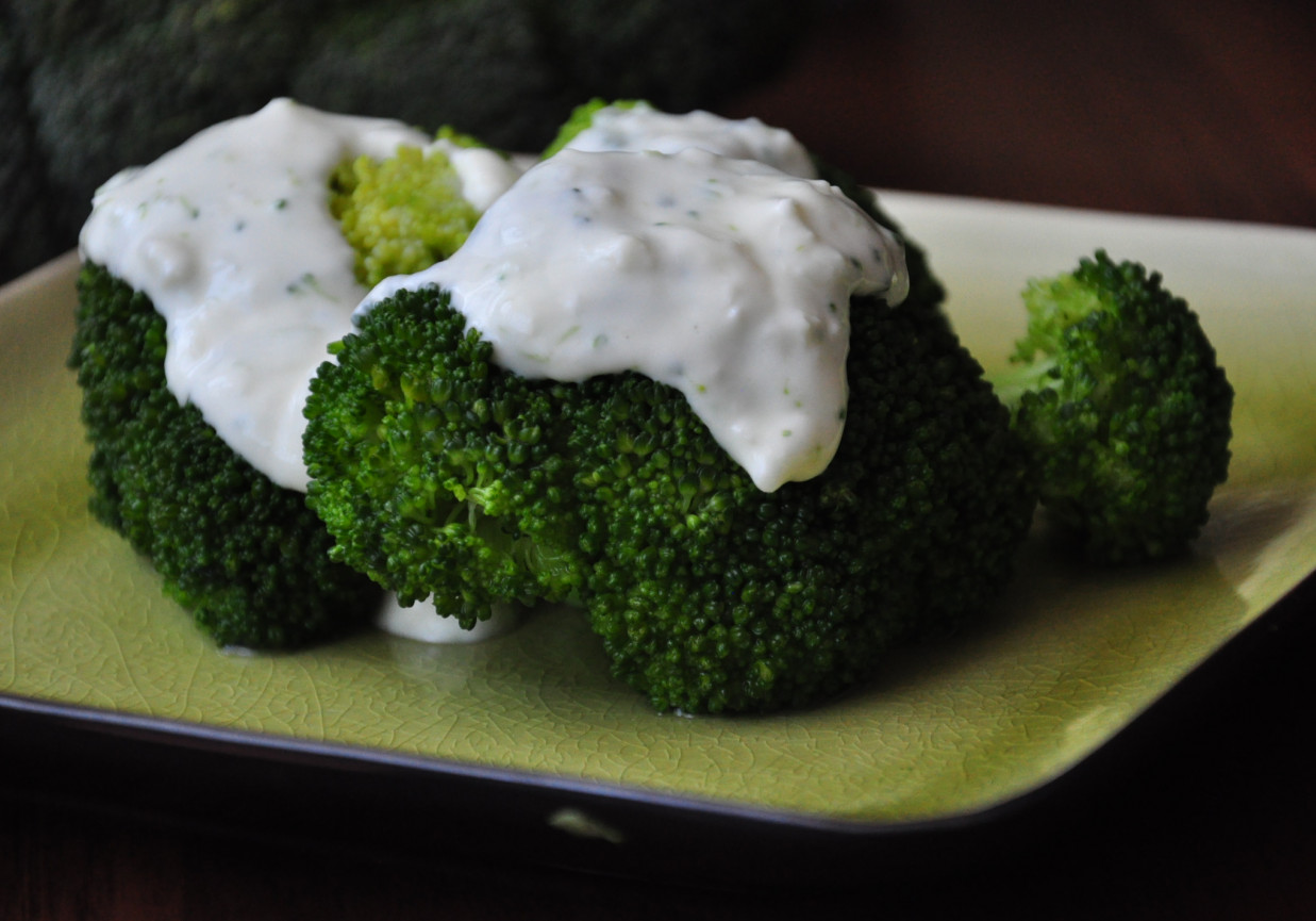 brokuły pod serowo-czosnkową pierzynką foto