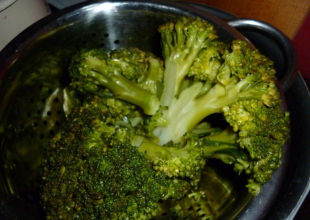 Fotografia przedstawiająca brokuły w masełku czosnkowym