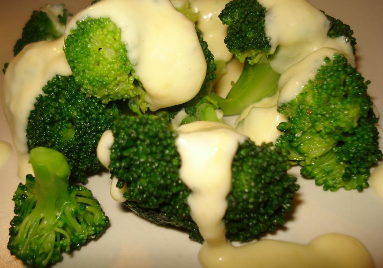 Brokuły w sosie czosnkowo- serowym foto