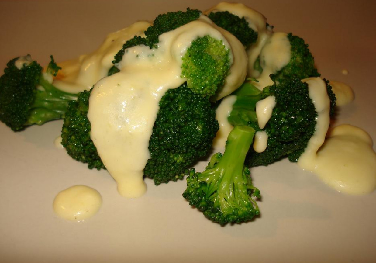 Brokuły w sosie czosnkowo- serowym foto