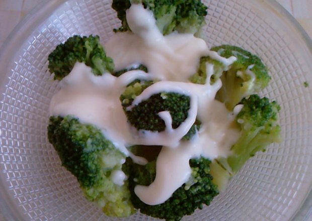 Fotografia przedstawiająca Brokuły w sosie czosnkowym