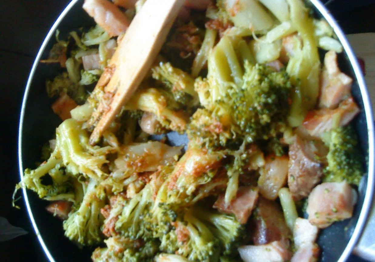 Brokuły z boczkiem i sosem Pesto foto