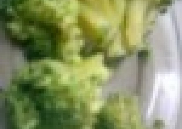 Fotografia przedstawiająca Brokuły z delikatnym sosem