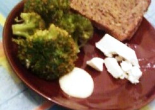 Fotografia przedstawiająca Brokuły z fetą i sosem czosnkowym