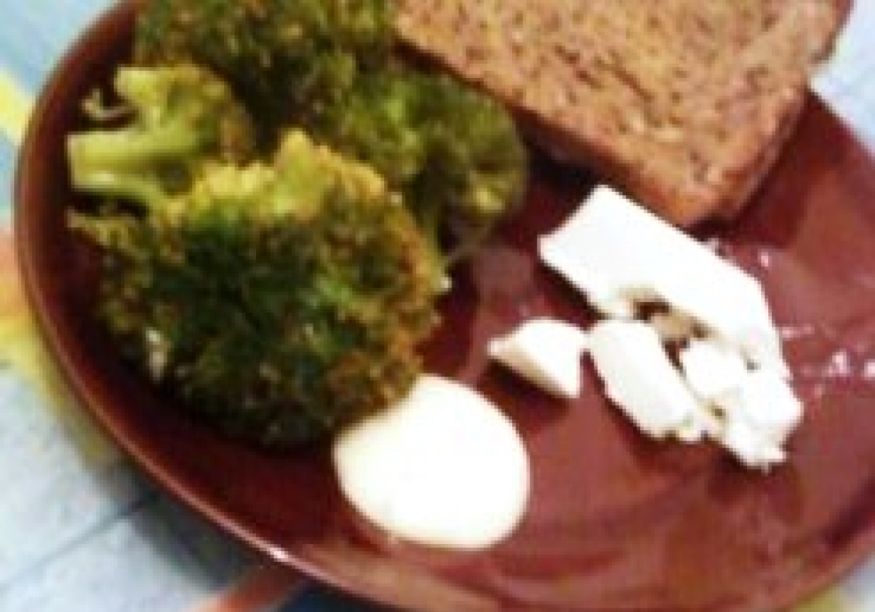 Brokuły z fetą i sosem czosnkowym foto