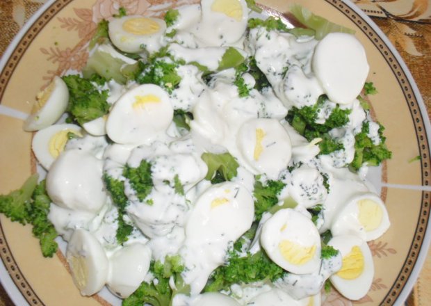 Fotografia przedstawiająca Brokuły z jajkiem przepiórczym w sosie chrzanowym