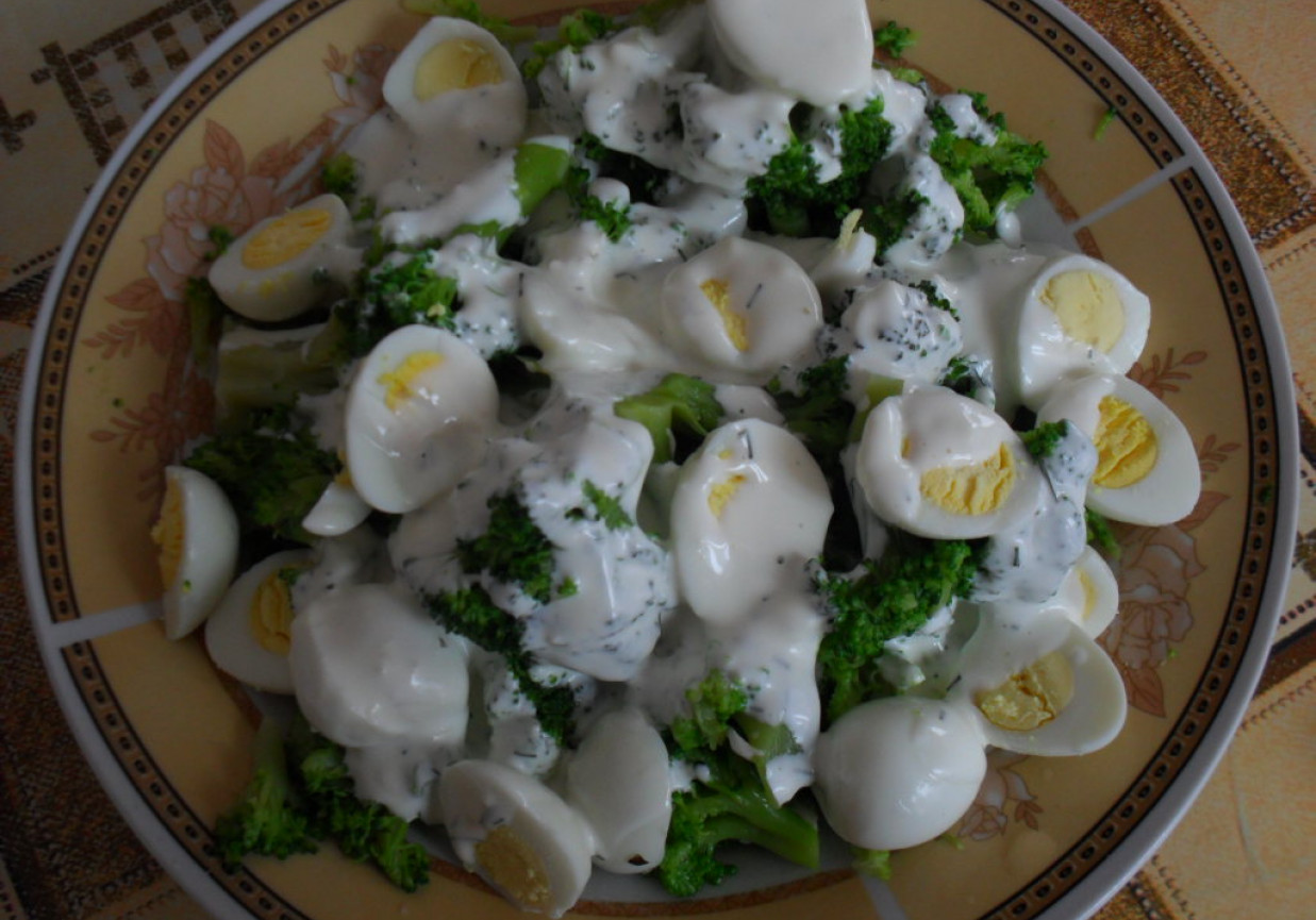 Brokuły z jajkiem przepiórczym w sosie chrzanowym foto