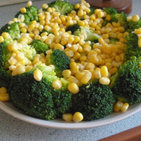 Krok 4 - Brokuły z kukurydzą, fetą i prażonymi ziarnami foto