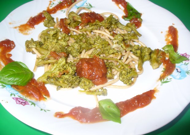 Fotografia przedstawiająca Brokuły z makaronem i sosem pomidorowym
