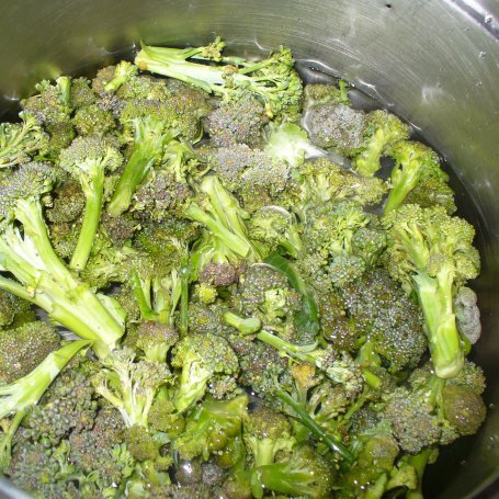 Krok 3 - Brokuły z makaronem i sosem pomidorowym  foto