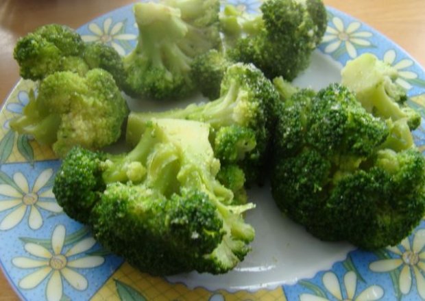 Fotografia przedstawiająca Brokuły z masełkiem czosnkowym