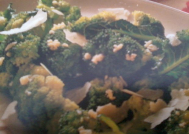 Fotografia przedstawiająca brokuły z masłem czosnkowym