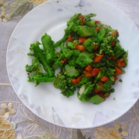 Krok 6 - brokuły z papryką i czosnkiem foto