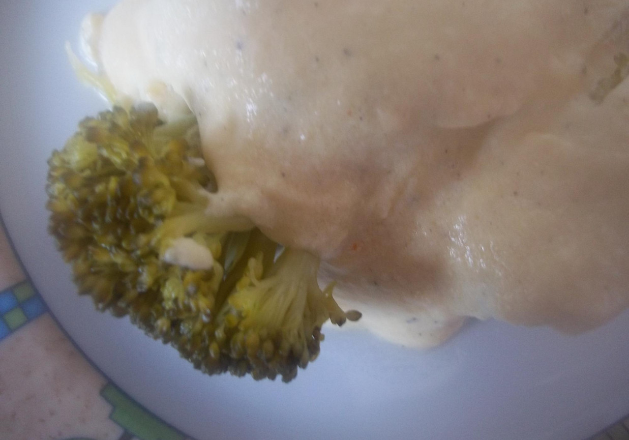 Brokuły z serowym sosem foto