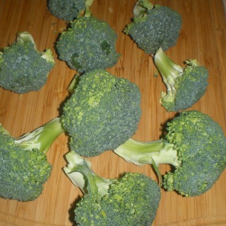 Krok 1 - Brokuły z sosem pietruszkowym foto