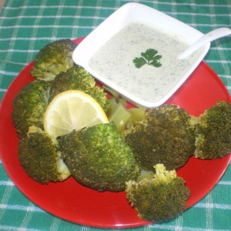 Krok 3 - Brokuły z sosem pietruszkowym foto