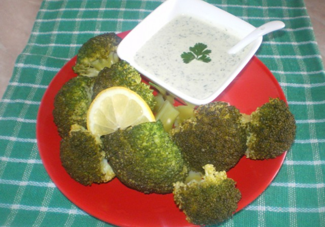Brokuły z sosem pietruszkowym foto