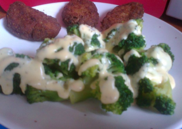 Fotografia przedstawiająca Brokuły z sosem serowym - dwa smaki