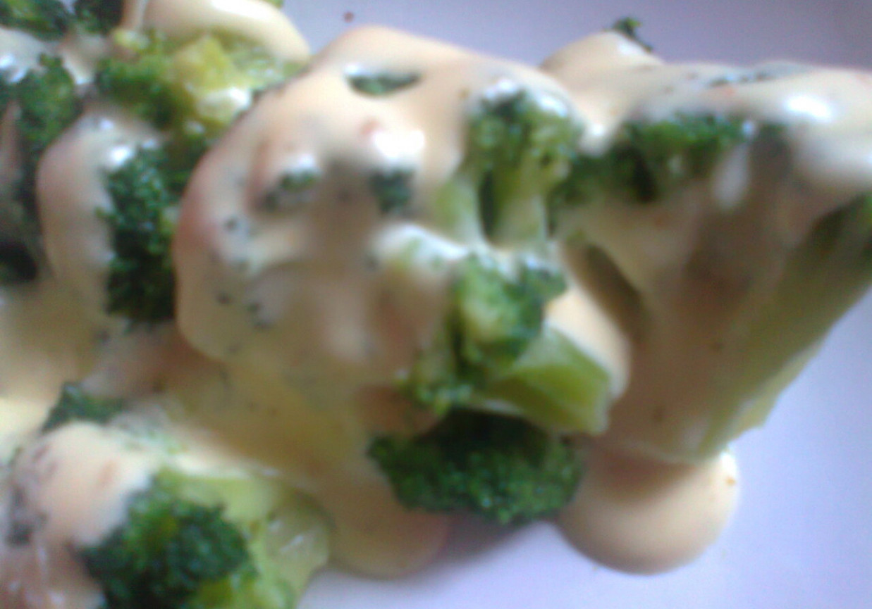 Brokuły z sosem serowym - dwa smaki foto