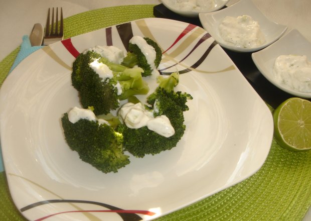 Fotografia przedstawiająca Brokuły z sosem tzatziki