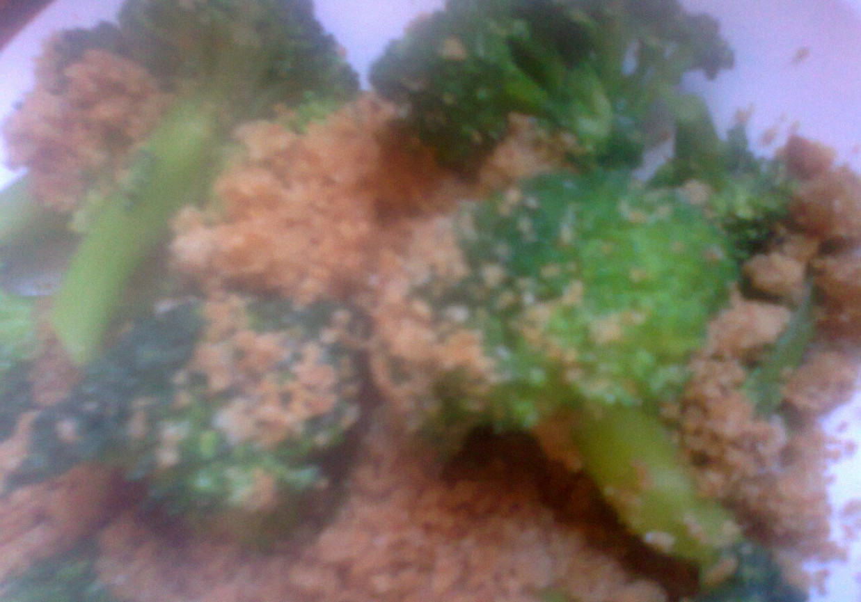 brokuły z wody polane masłem i bułką tartą foto