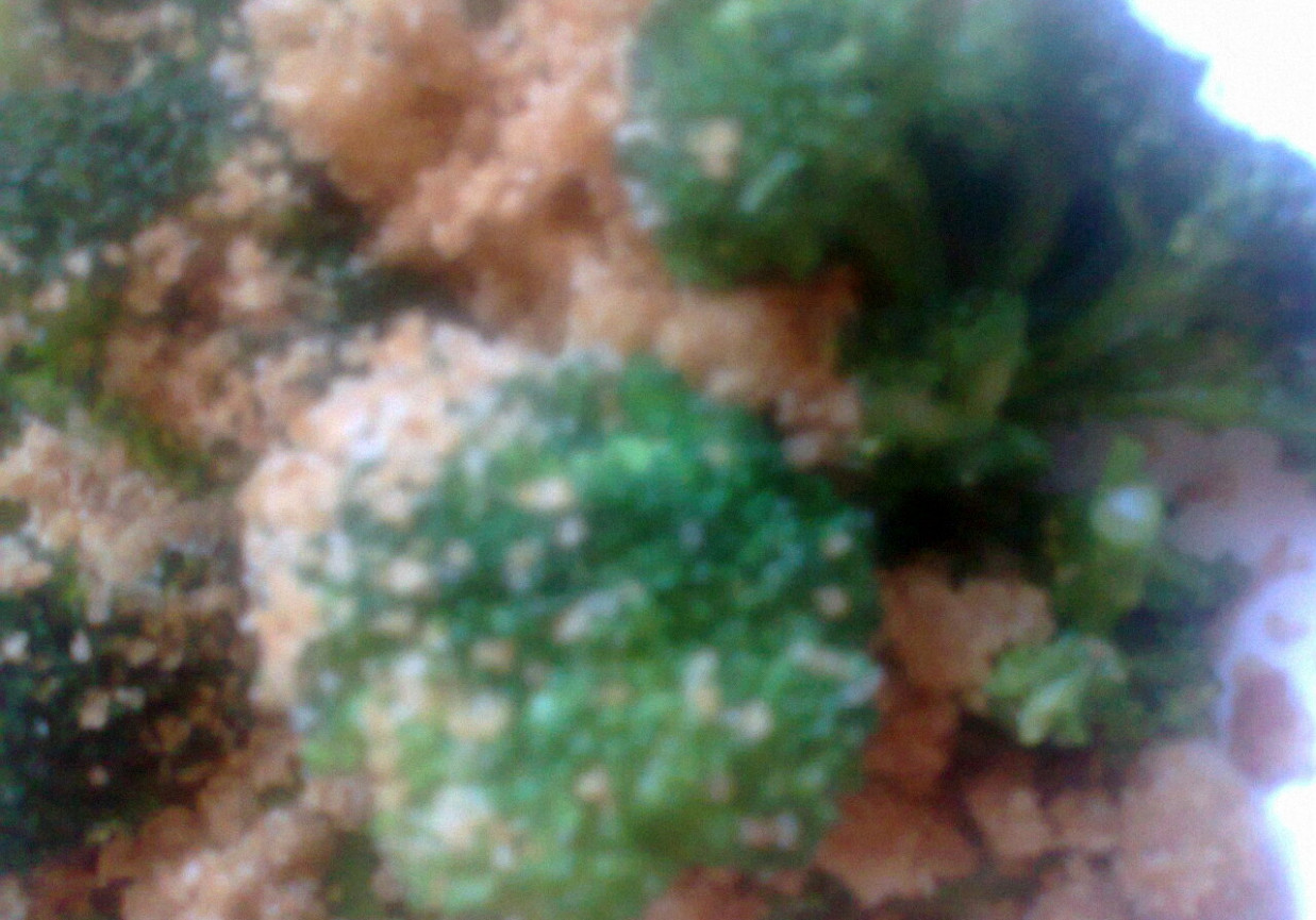 brokuły z wody polane masłem i bułką tartą foto