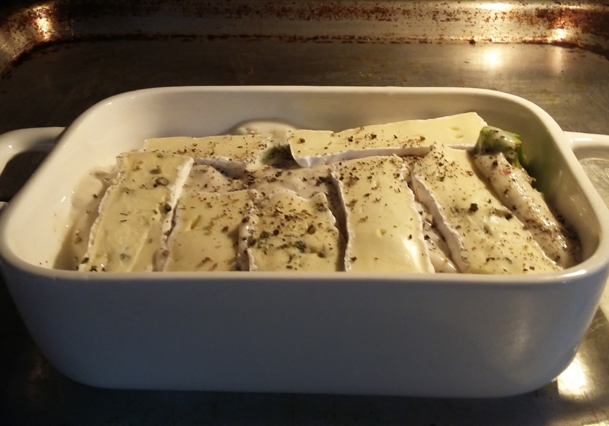 Brokuły zapiekane z sosem beszamelowym i serem pleśniowym foto