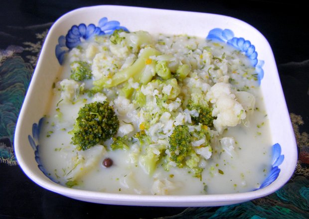 Fotografia przedstawiająca brokuły,kalafior,ryż,masło,mleko=pyszna letnia zupa...