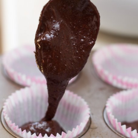 Krok 7 - Brownie czyli mega czekoladowa muffinka z bitą śmietaną i truskawkami foto
