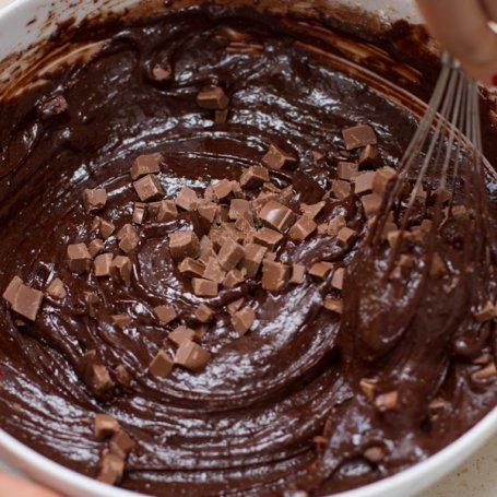 Krok 6 - Brownie czyli mega czekoladowa muffinka z bitą śmietaną i truskawkami foto